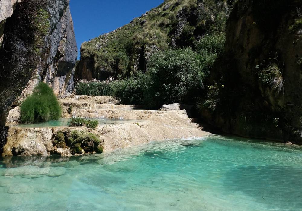 Agua turquesas de Millpu en Ayacucho - Viaja en bus