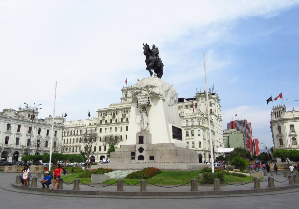 Plaza San Martín - Pasajes baratos de bus a Lima