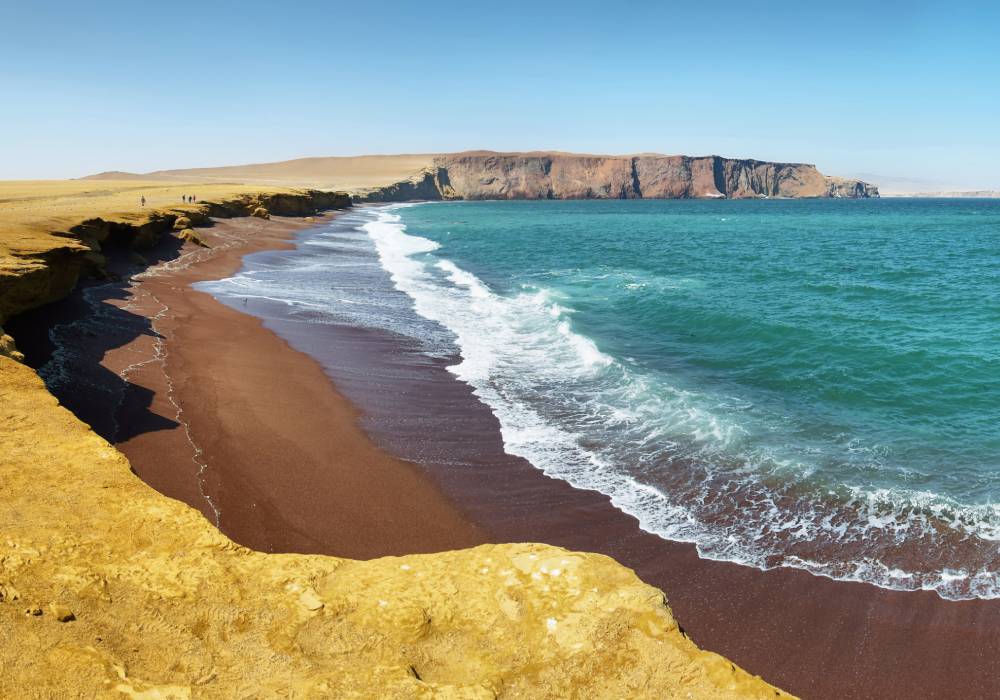 Playa Roja, Reserva Nacional de Paracas, Ica, Perú.