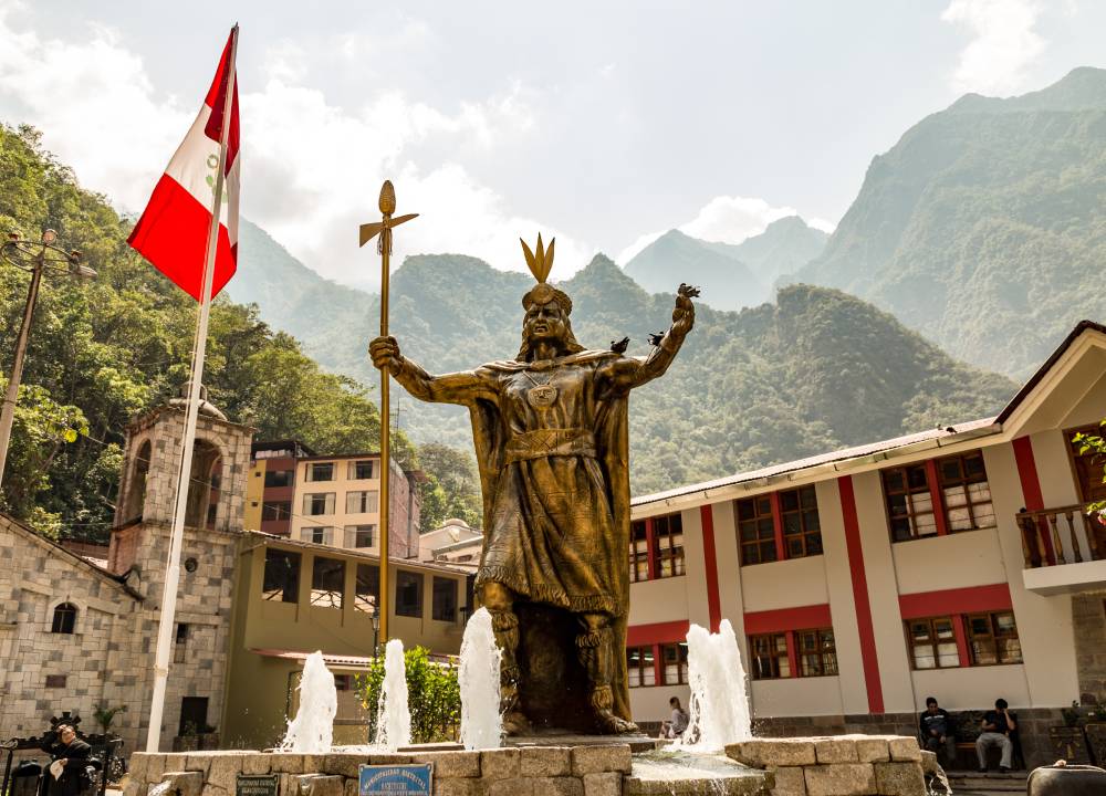 Estatua de Pachacútec en Aguas Calientes, Cusco.