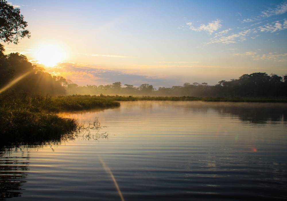 Atardecer en el río Amazonas en Puerto Maldonado.