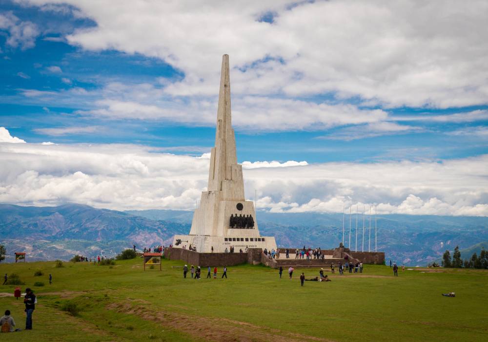 Obelisco de la Independencia en Pampas de la Quinua, Ayacucho.