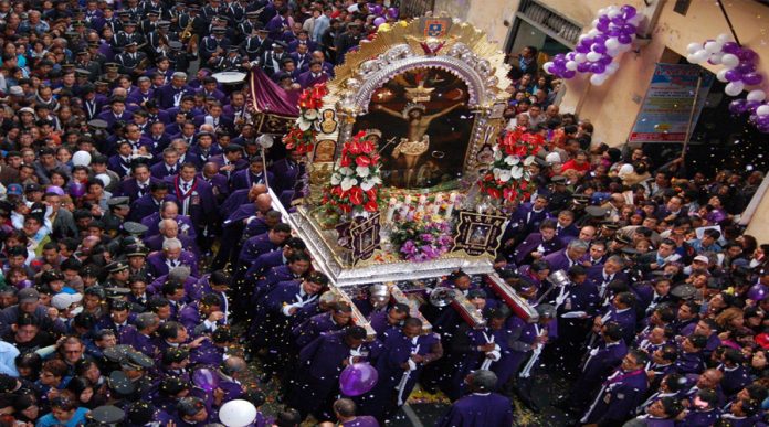 Procesión del Señor de los Milagros en Lima