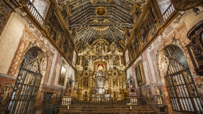 Iglesia San Pedro Apóstol en Andahuaylillas: la Capilla Sixtina de América