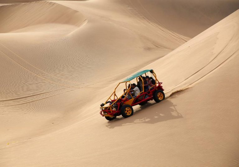 Aventuras en las dunas: Sandboard y buggies en el desierto de Ica