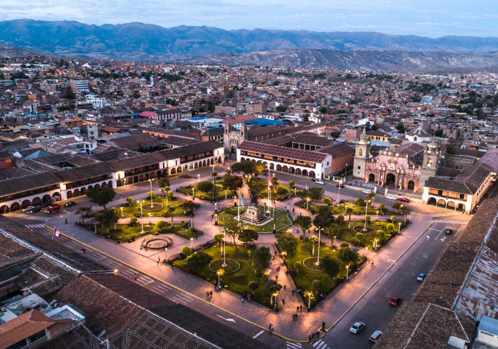 Vista panorámica de la plaza principal de Ayacucho.